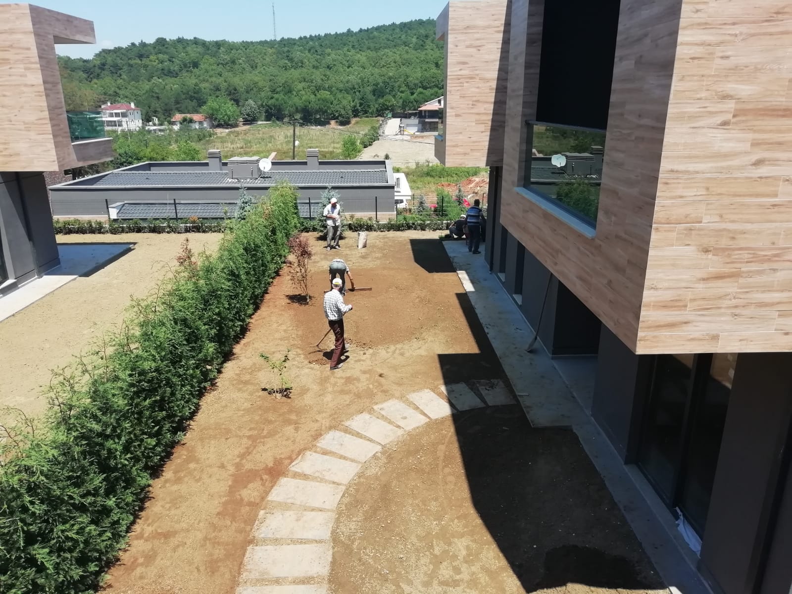 Peyzaj çalışması yapılıyor - saha uygulama aşaması