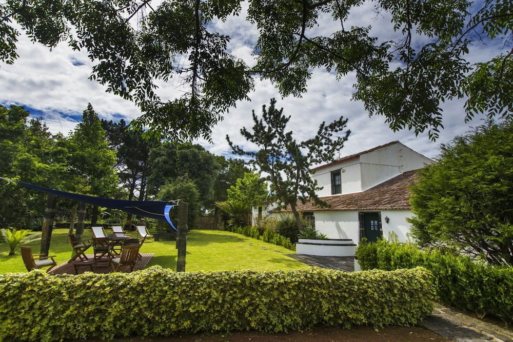 Peyzaj çalışması yapılmış müstakil ev - tamamlanmış bahçe düzenlemesi