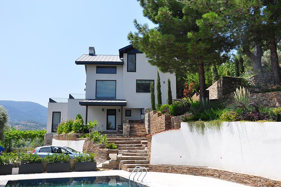Peyzaj çalışması yapılmış villa - profesyonel bahçe düzenleme projesi